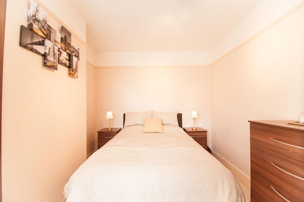 Watford stays - 4bed house