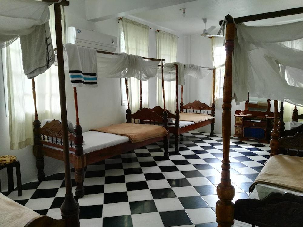 Sharook Lodge - Hostel