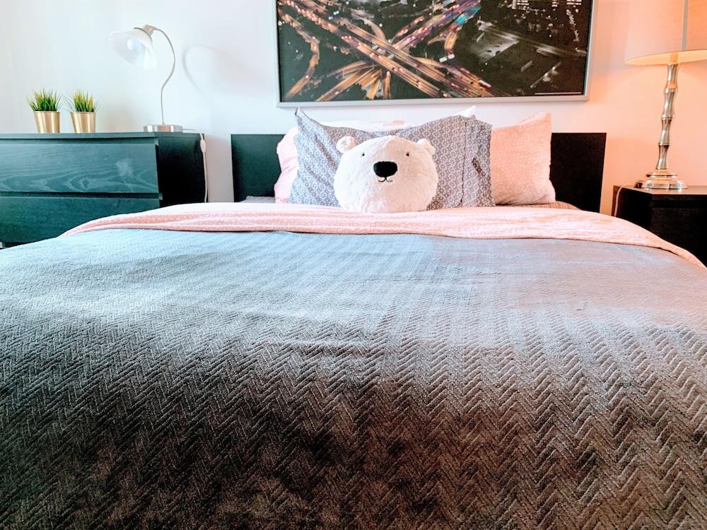 Room near Blue Jays CN Tower