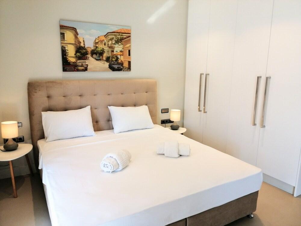 Luxurious minimal apartment in Acropolis