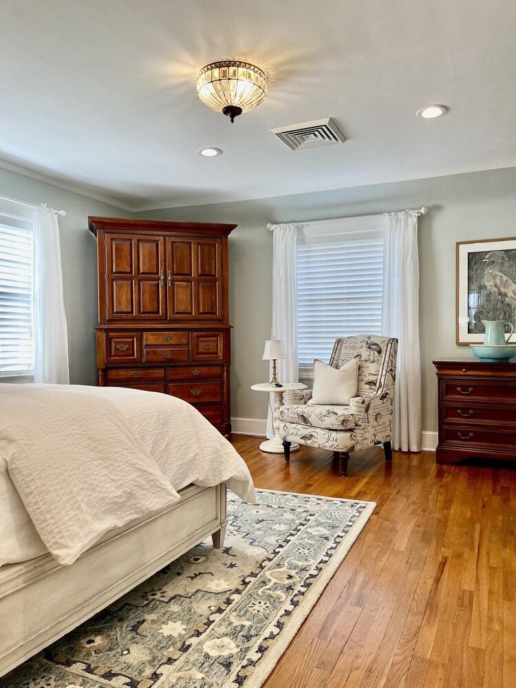 The Holly and Ivy Inn