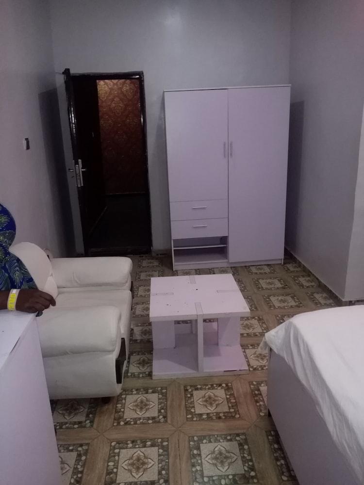 Tom hotel and suites