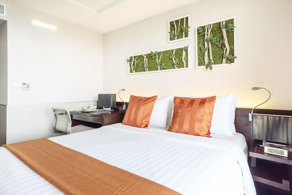 Innermost Pratunam by Favstay