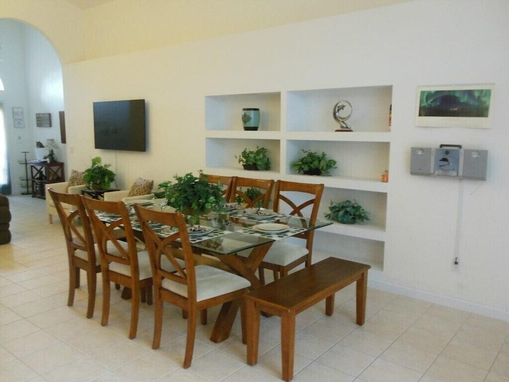 3 Bedroom, 2 Bath Disney Pool Home!