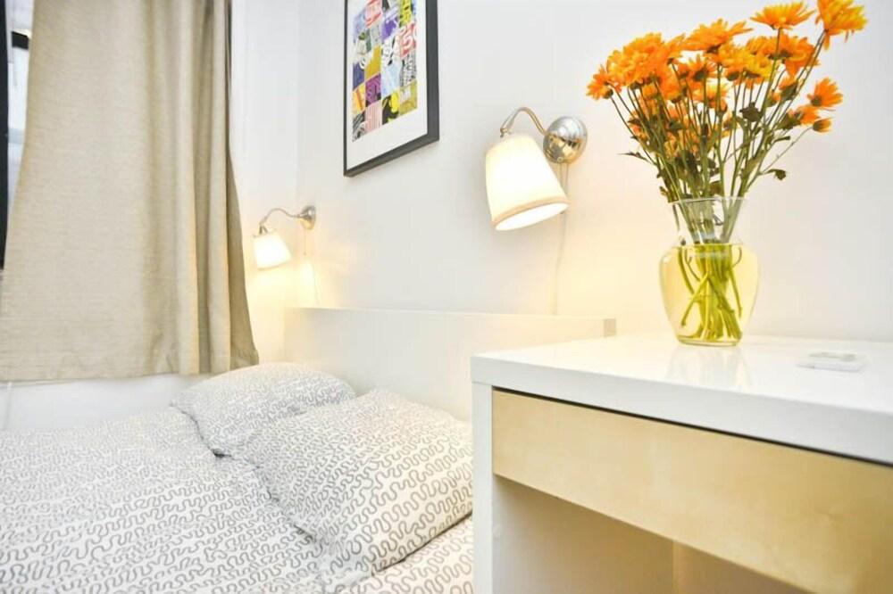 Spacious 2 BR on Upper East Side