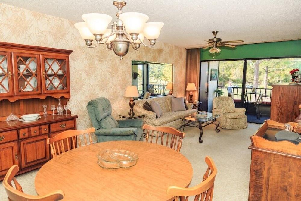 Golf Course View 2 Bedroom 2 Bath Condo!