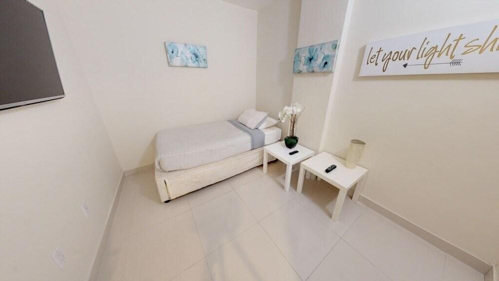 Premium 1 Bedroom +den Ocean View Or925