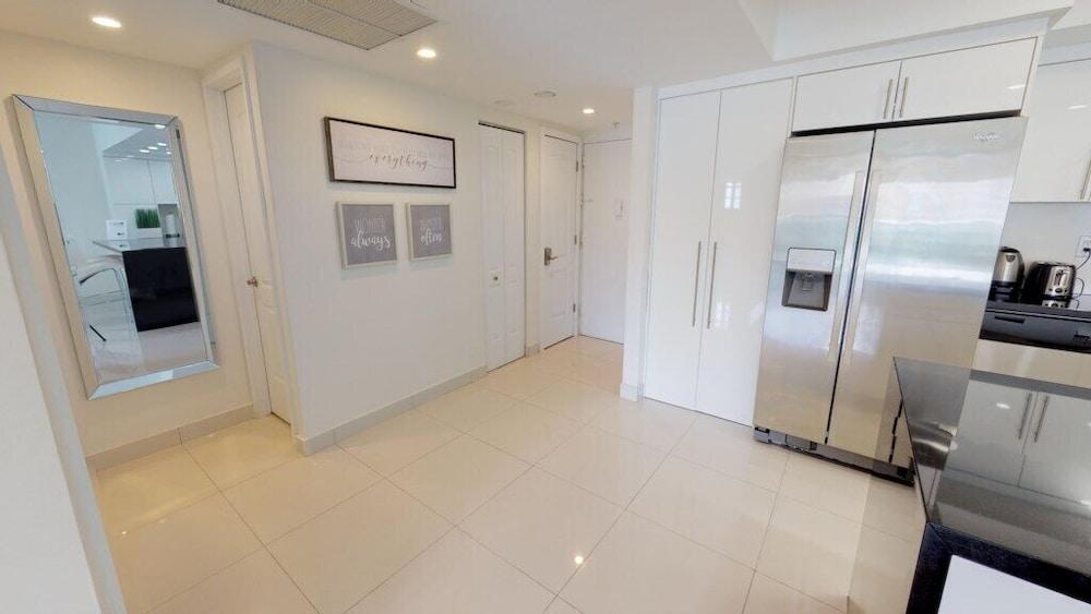 Premium 1 Bedroom +den Ocean View Or925