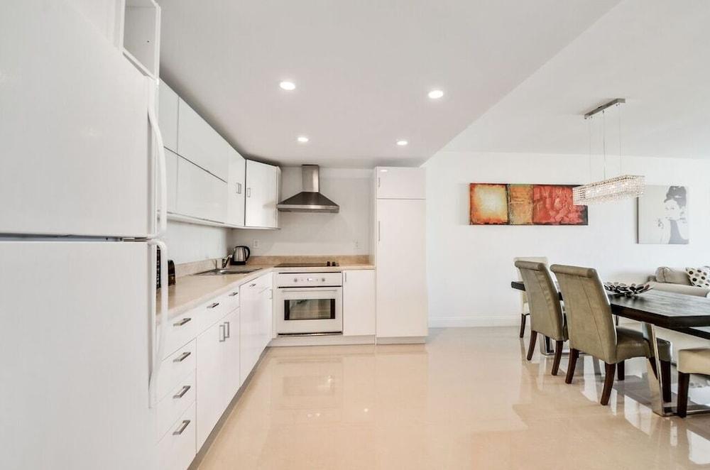 1 Bedroom +den Bay View Or620