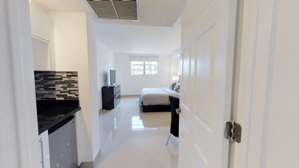 Premium 2 Bedroom + Den Apartment Or201