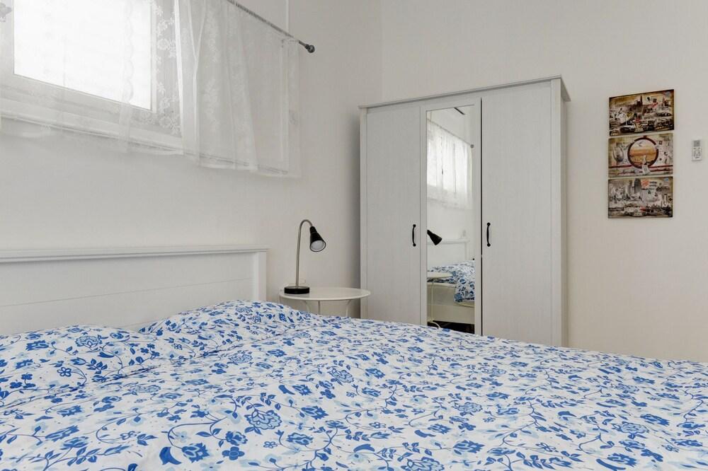 1 Bedroom Apartment With Balcony