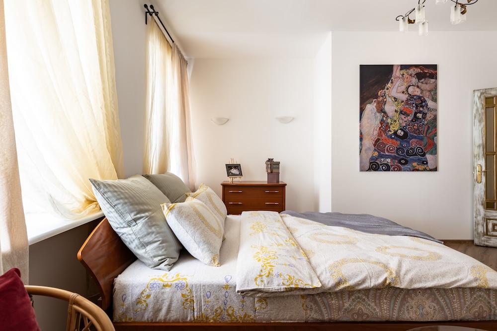 Art Apartment on Nevskiy Avenue