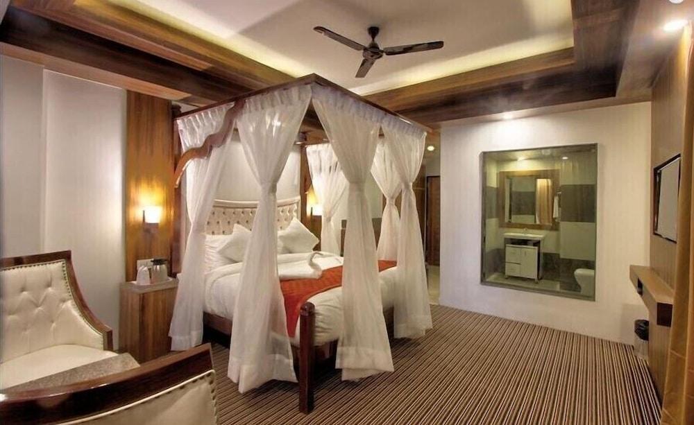 Apple Bud Cottages And Hotels