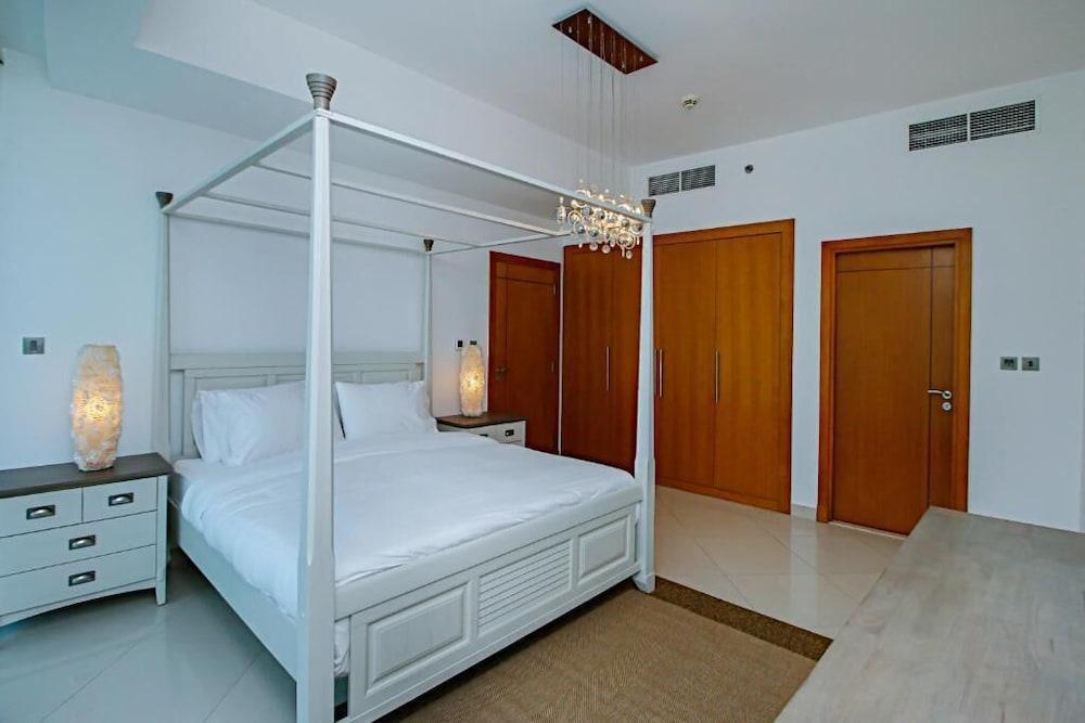 R&H Trident Grand Residences