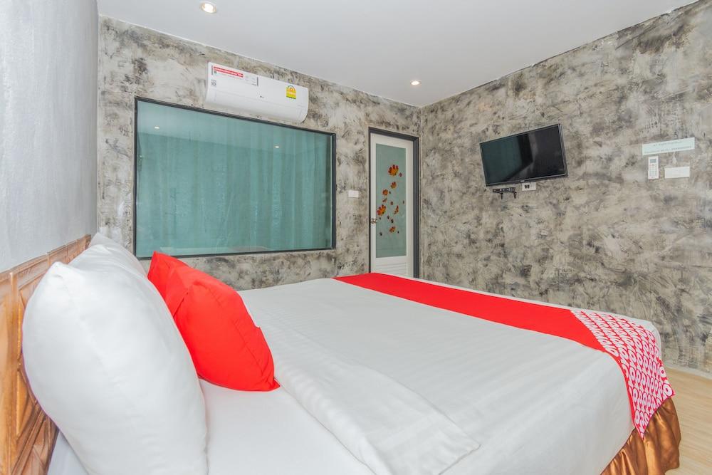 OYO 650 At Night Pranburi