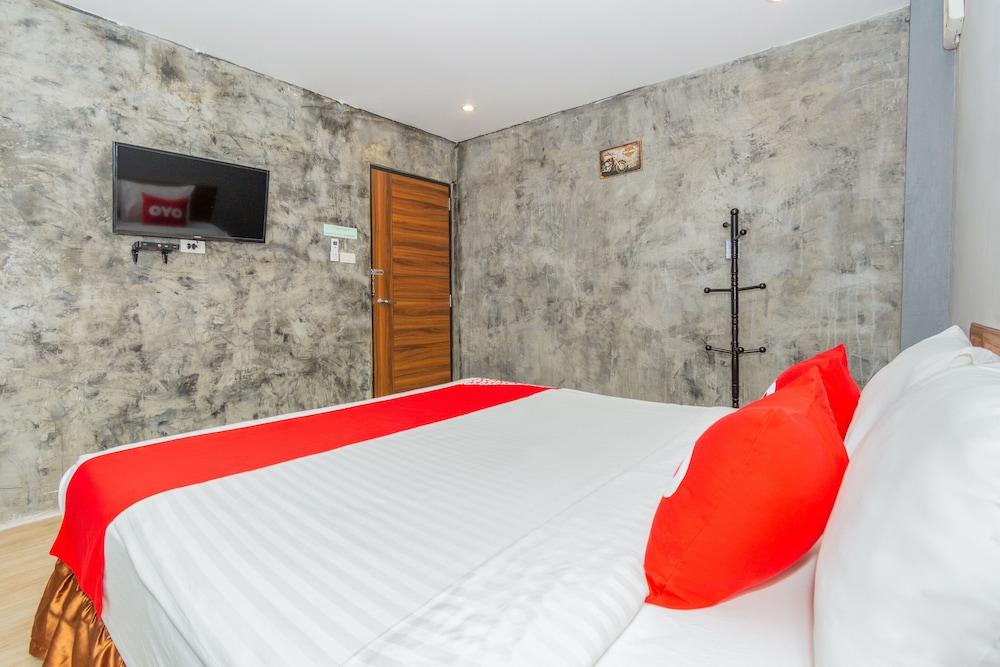 OYO 650 At Night Pranburi