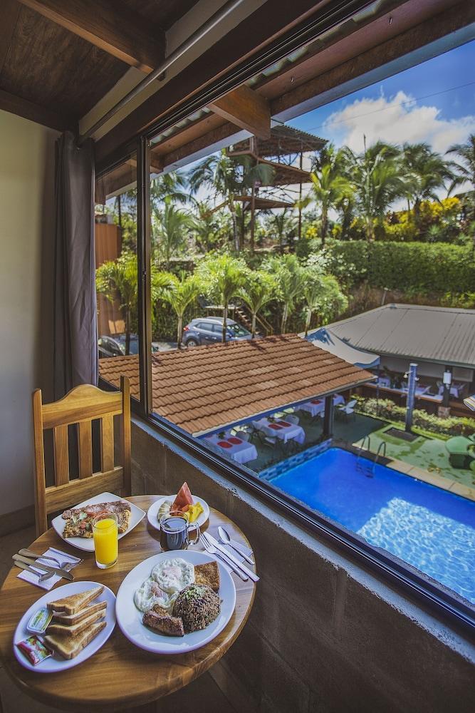 Hotel & Canopy La Hacienda