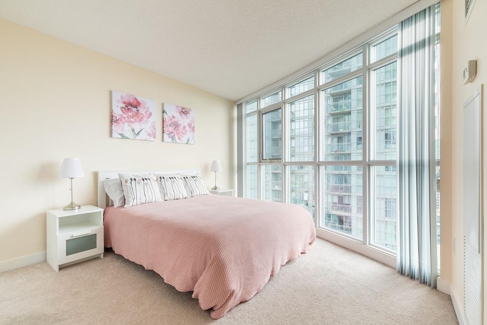 SkyTree - Lakeside Condos near CN Tower