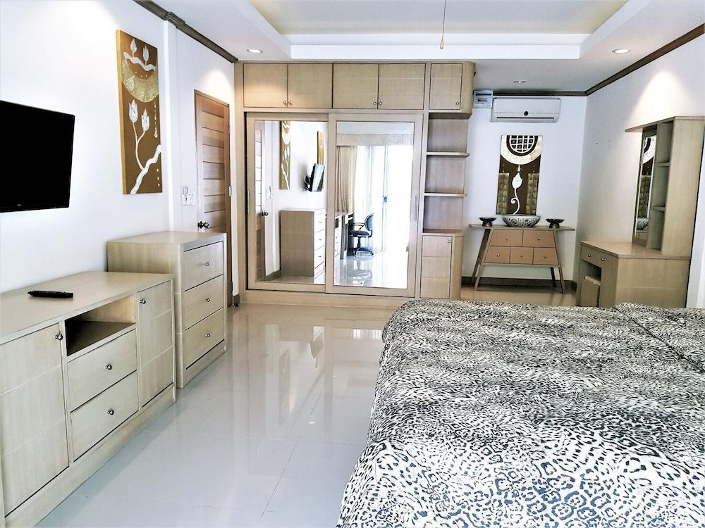 Sea View Corner Condo Jomtien