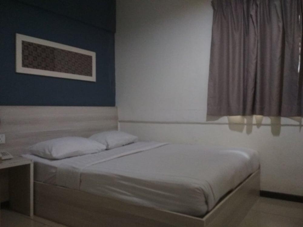 OYO 89903 MS City Hotel