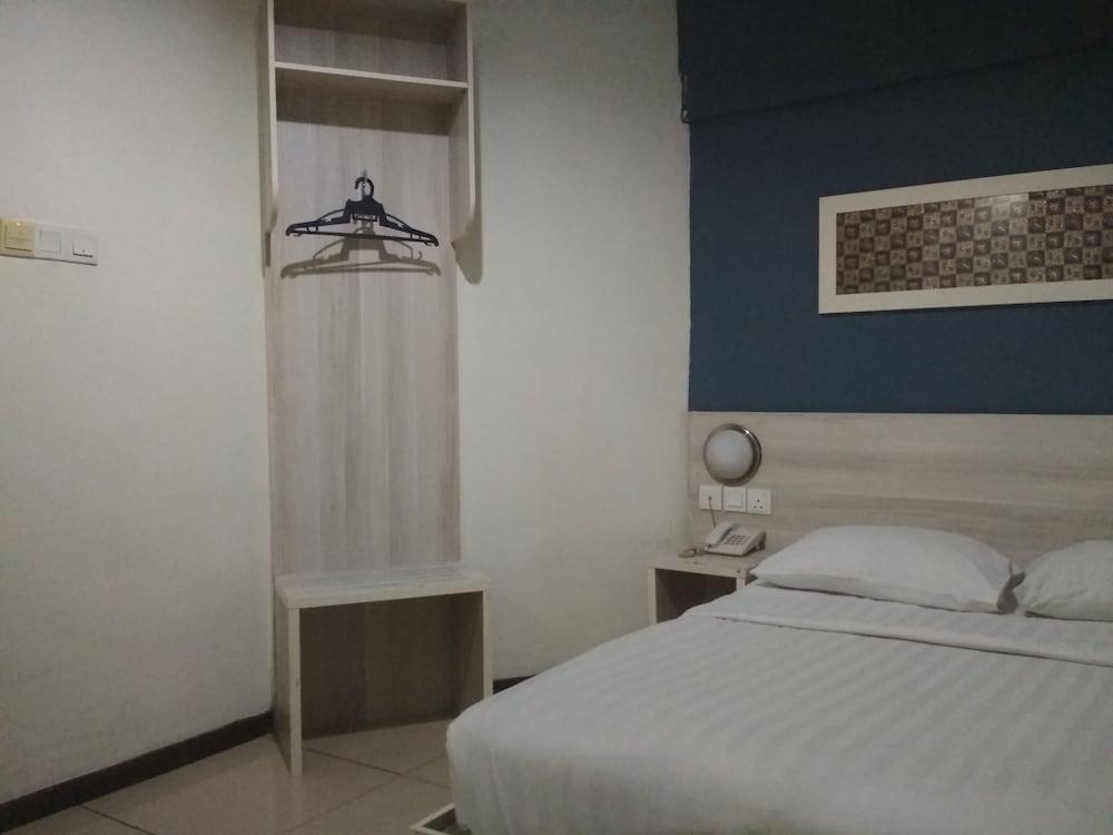 OYO 89903 MS City Hotel