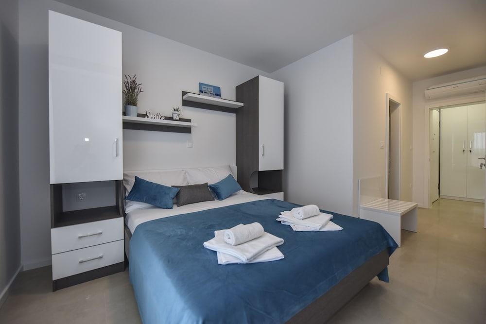 Pool Apartments & Rooms Mare