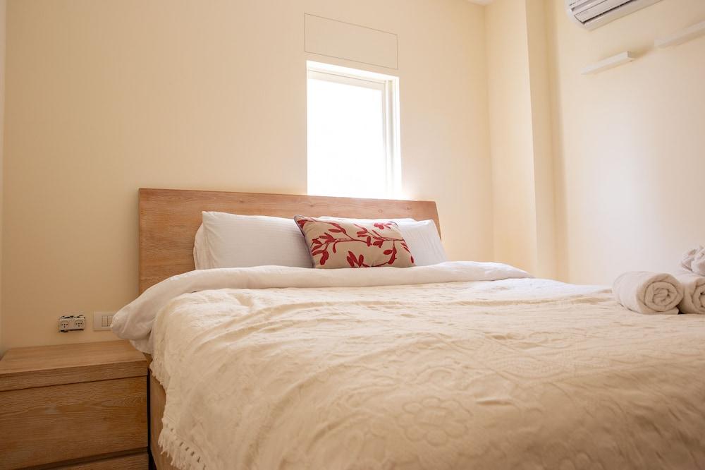 Modern & Stylish 3BR Apt With Balcony