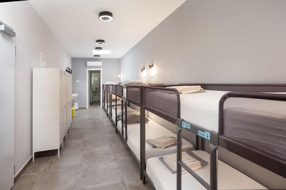 SUBTUB Hostel Makarska
