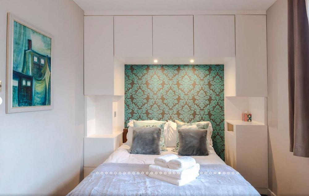 Neon Dream Playfull 2 bedroom