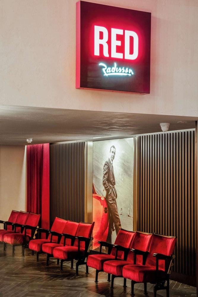 Radisson RED Hotel London Heathrow