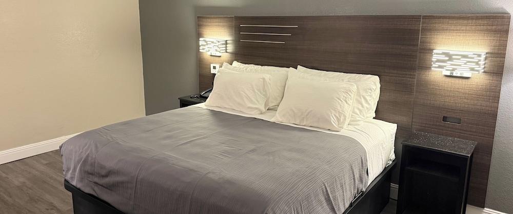 Lx Hotel, Powered by ACW Circle