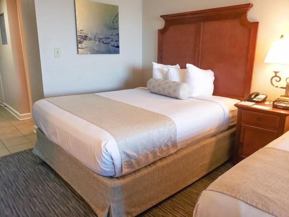 Holiday Pavilion 405