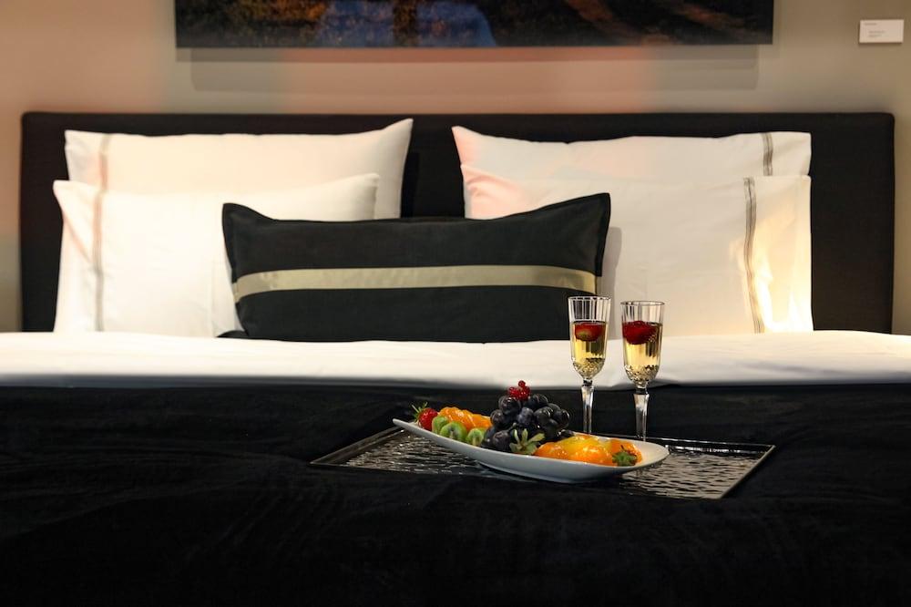 39 Kalamis Marina Hotel