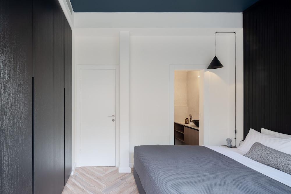 Mr. Louis - By TLV2GO