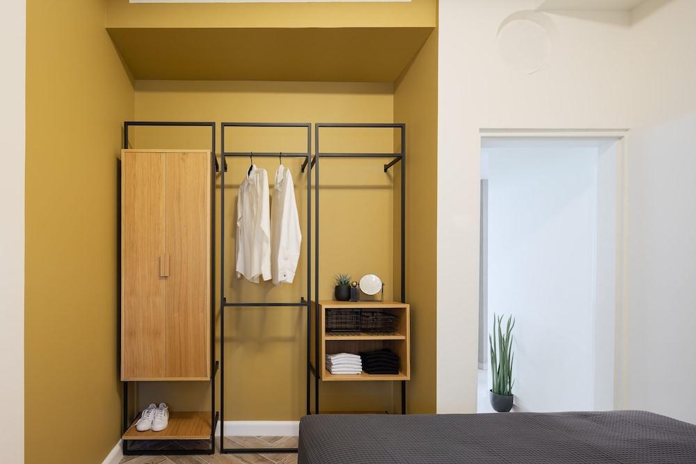 Mr. Louis - By TLV2GO