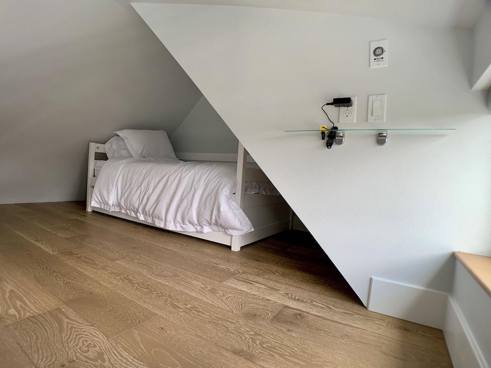 Birdhouse on GreenLake