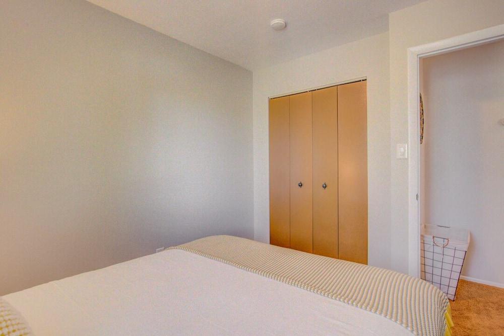 Dog-friendly by the Garden & OCC Shops & Dining