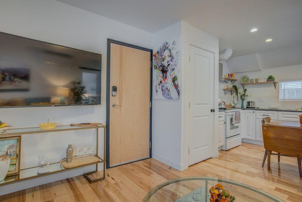 1BR Downtown Urbanitydining, Drink, Cafes & Escape