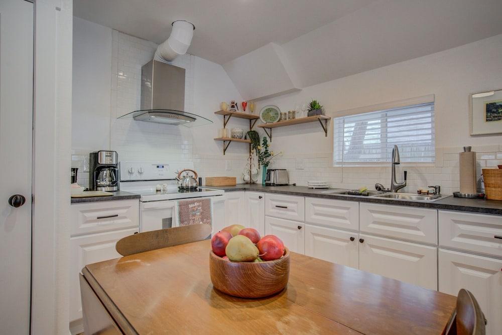 1BR Downtown Urbanitydining, Drink, Cafes & Escape