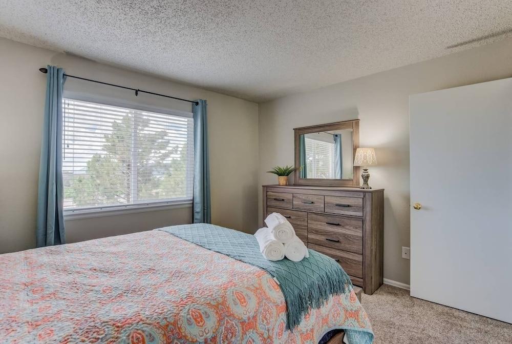 4BR AF Academyw/hot Tub & Firepit