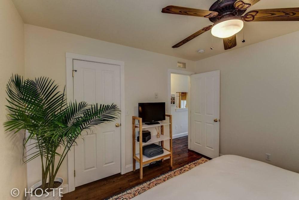 Romantic Getaway King Bed 1min to Restaurants!