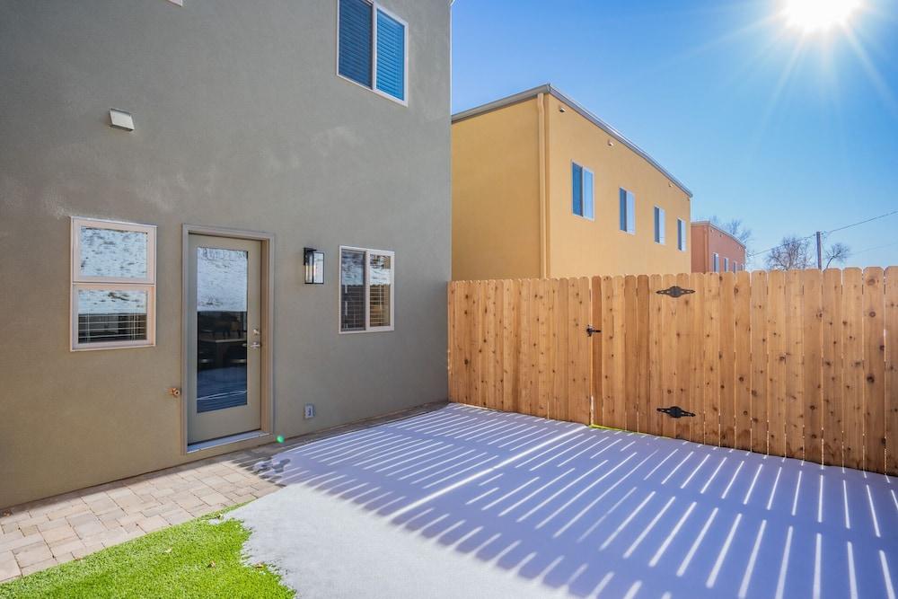 4BR Mnt Viewsmodern Urbanityrooftop Patio