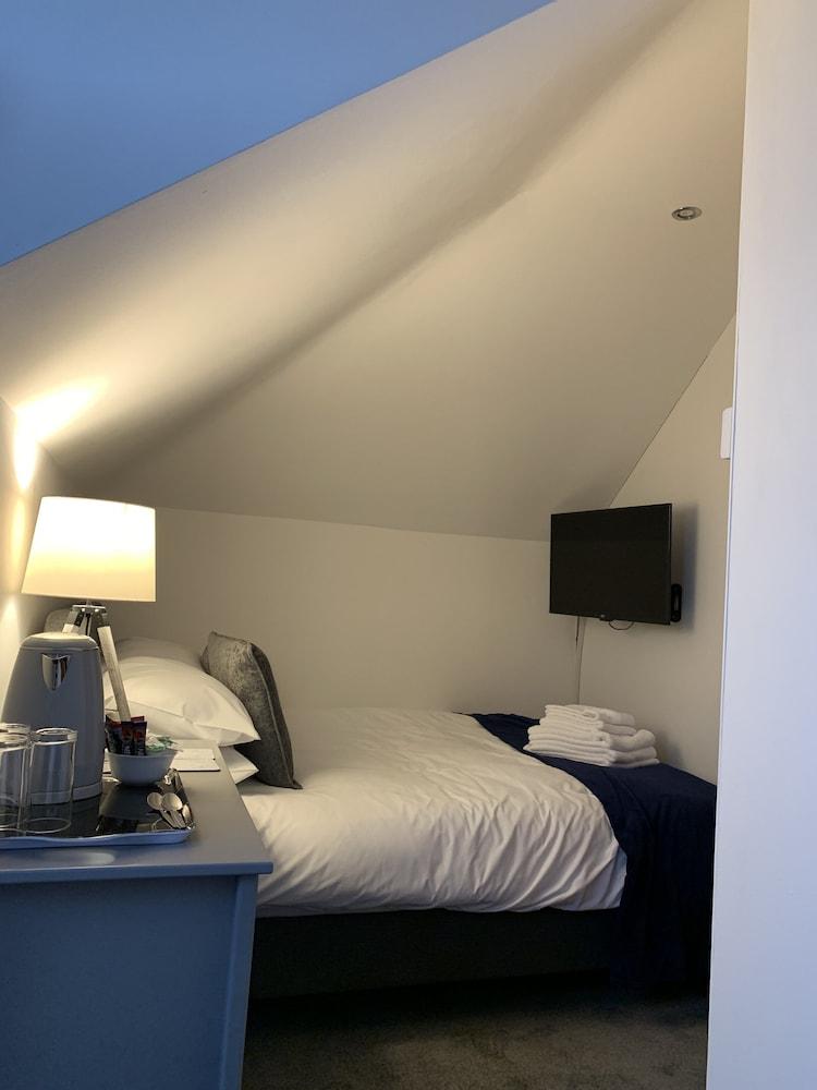 The Waves Bar Cafe B and B Hotel