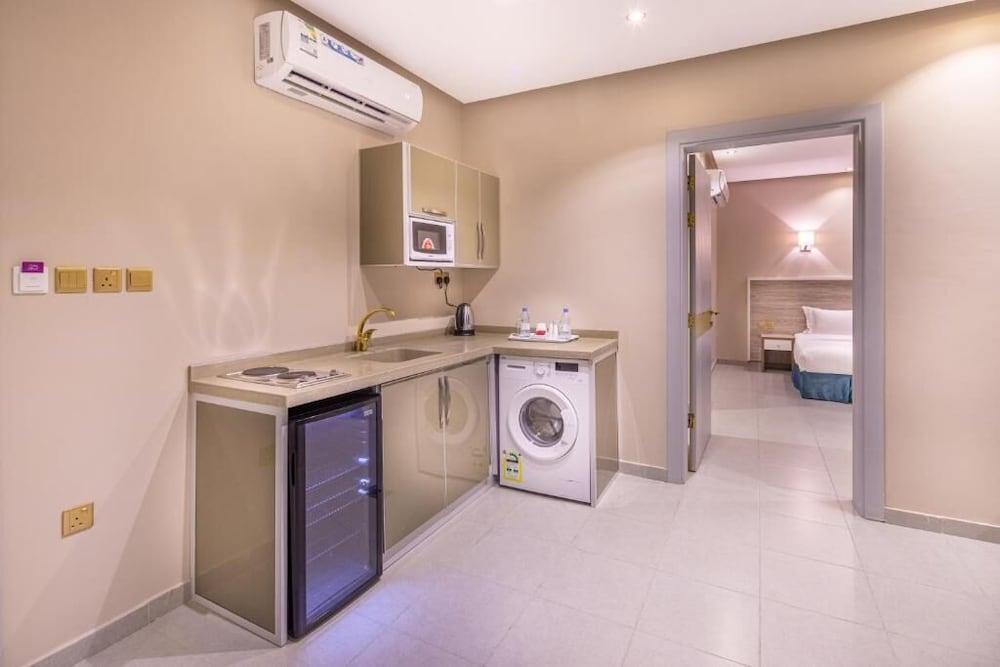 Mirada purple - Alqorayat