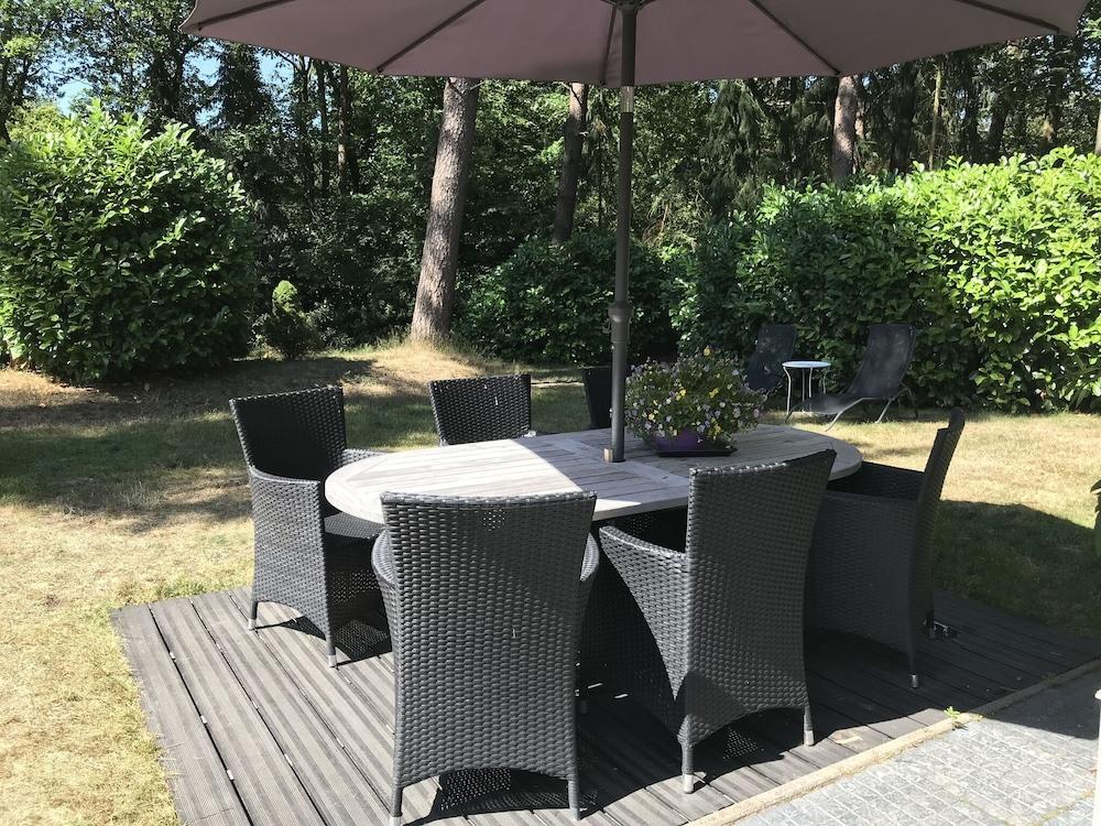 Detached Villa with Enclosed Wooded Garden with Lawn, Hot Tub, Infrared Sauna