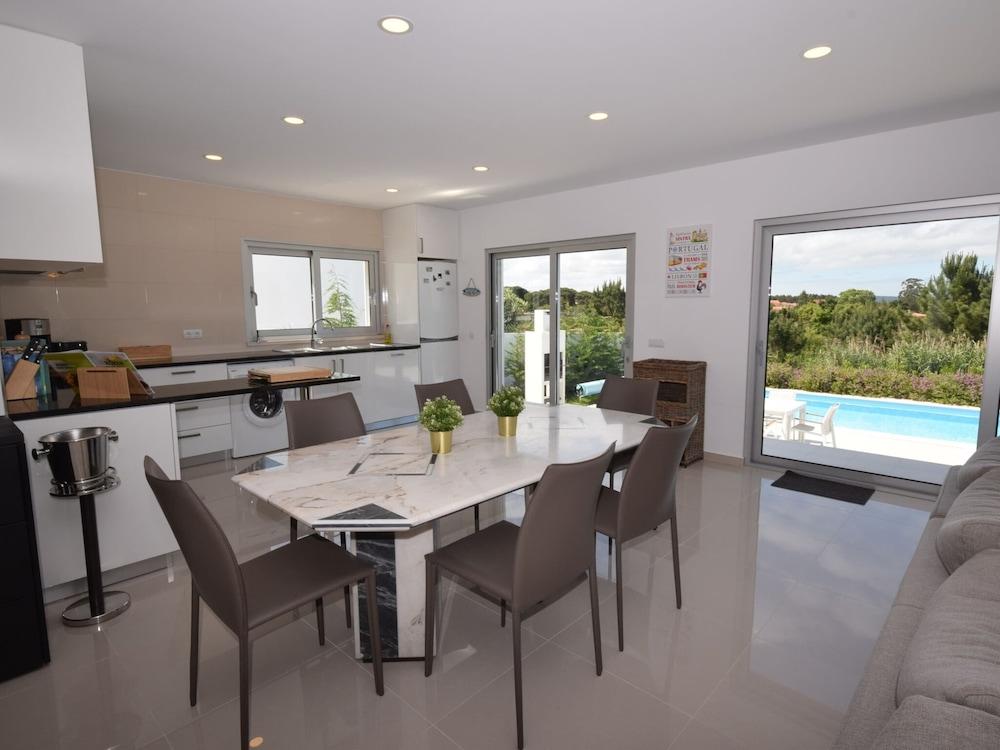 Villa in Foz do Arelho With Pool & Beach