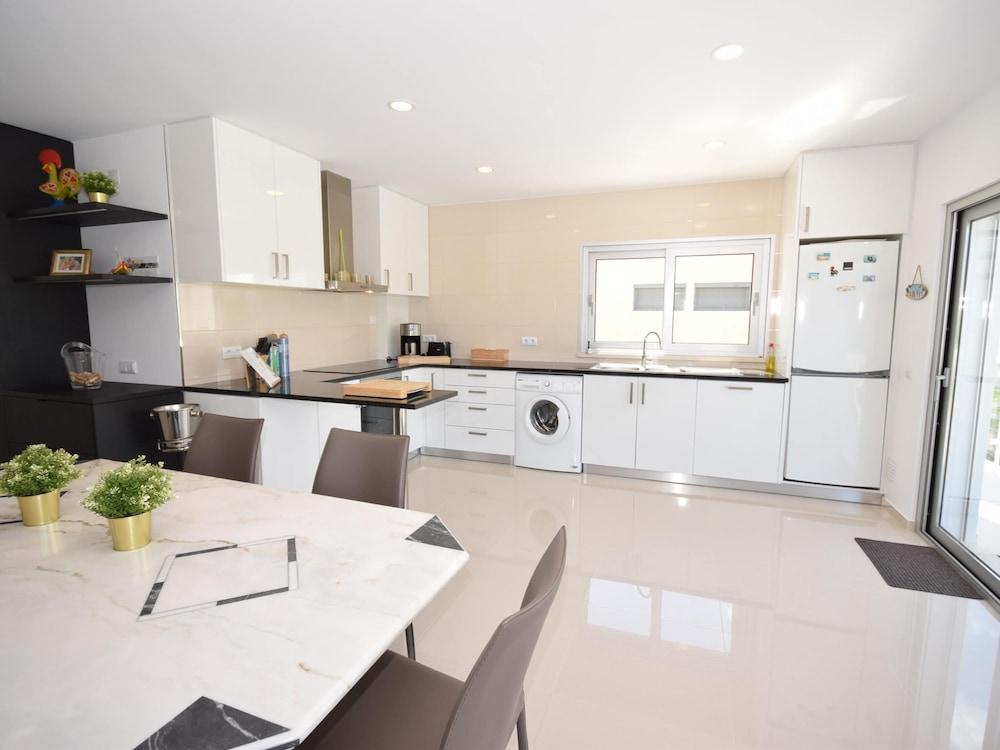 Villa in Foz do Arelho With Pool & Beach