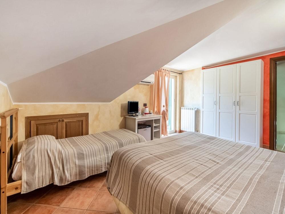 Villa in Monterotondo With Pool & Tiber Views