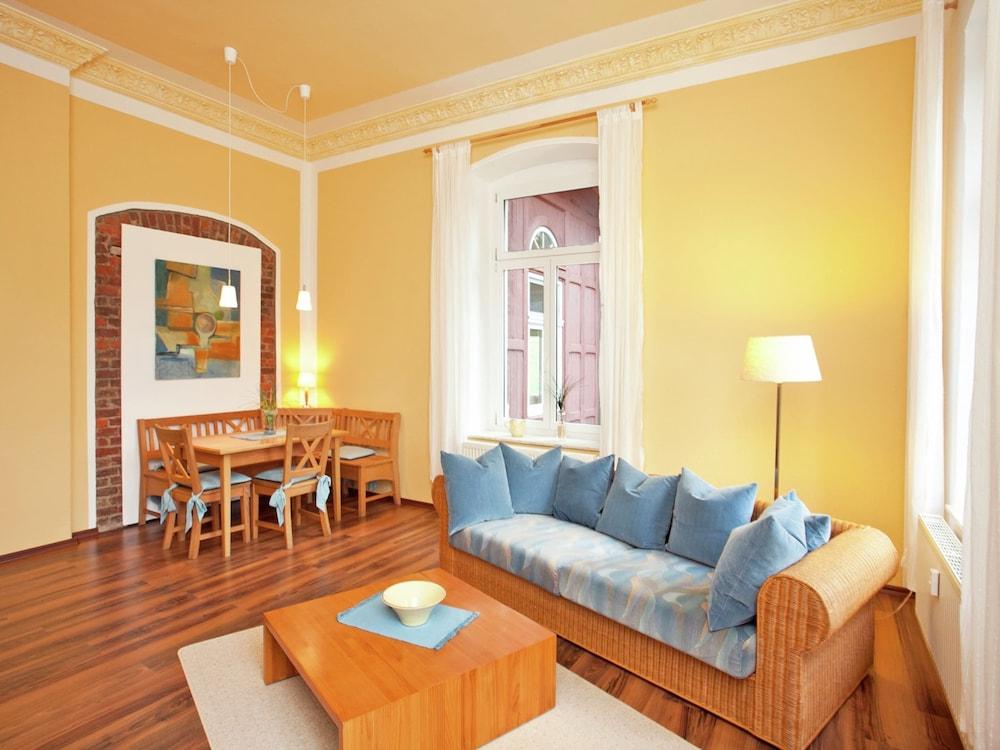 Moderne Villa in Borstendorf mit Park