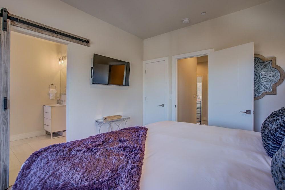 Downtown Skyline Rooftop Patio Modern Townhome